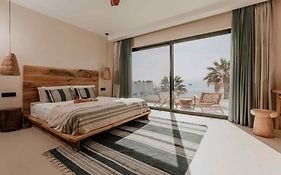 Ostrako Beachside Suites
